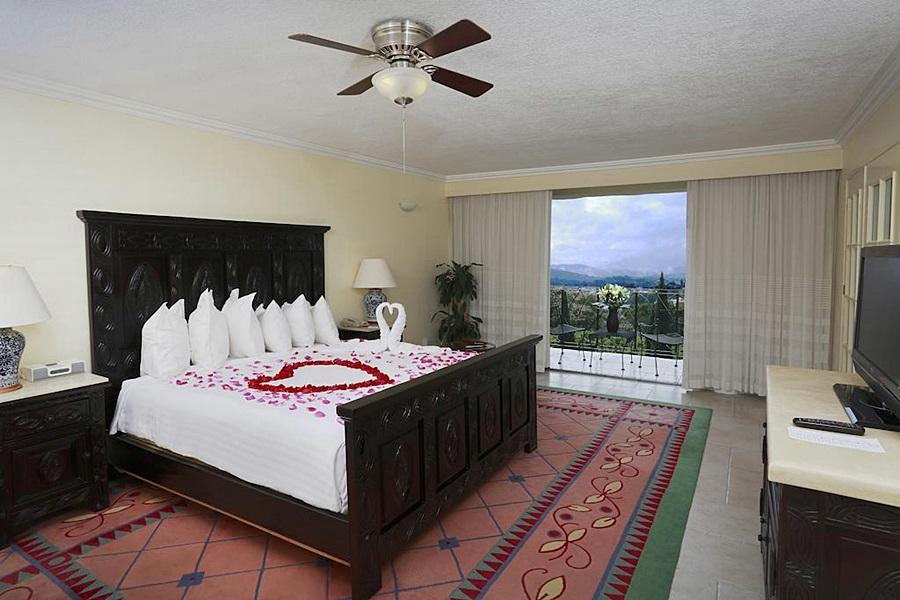 Fiesta Americana Hacienda Ixtapan De La Sal Kültér fotó A bedroom at the hotel