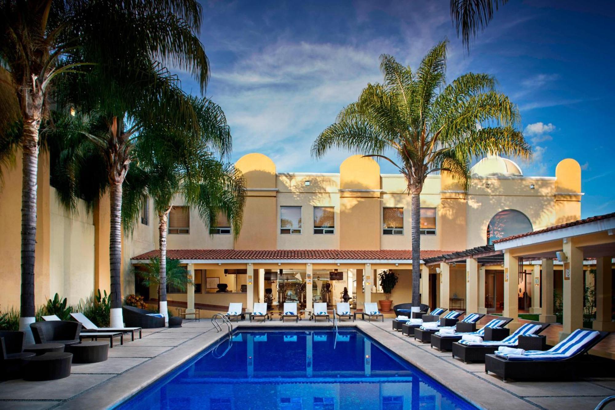 Fiesta Americana Hacienda Ixtapan De La Sal Kültér fotó The pool at the hotel