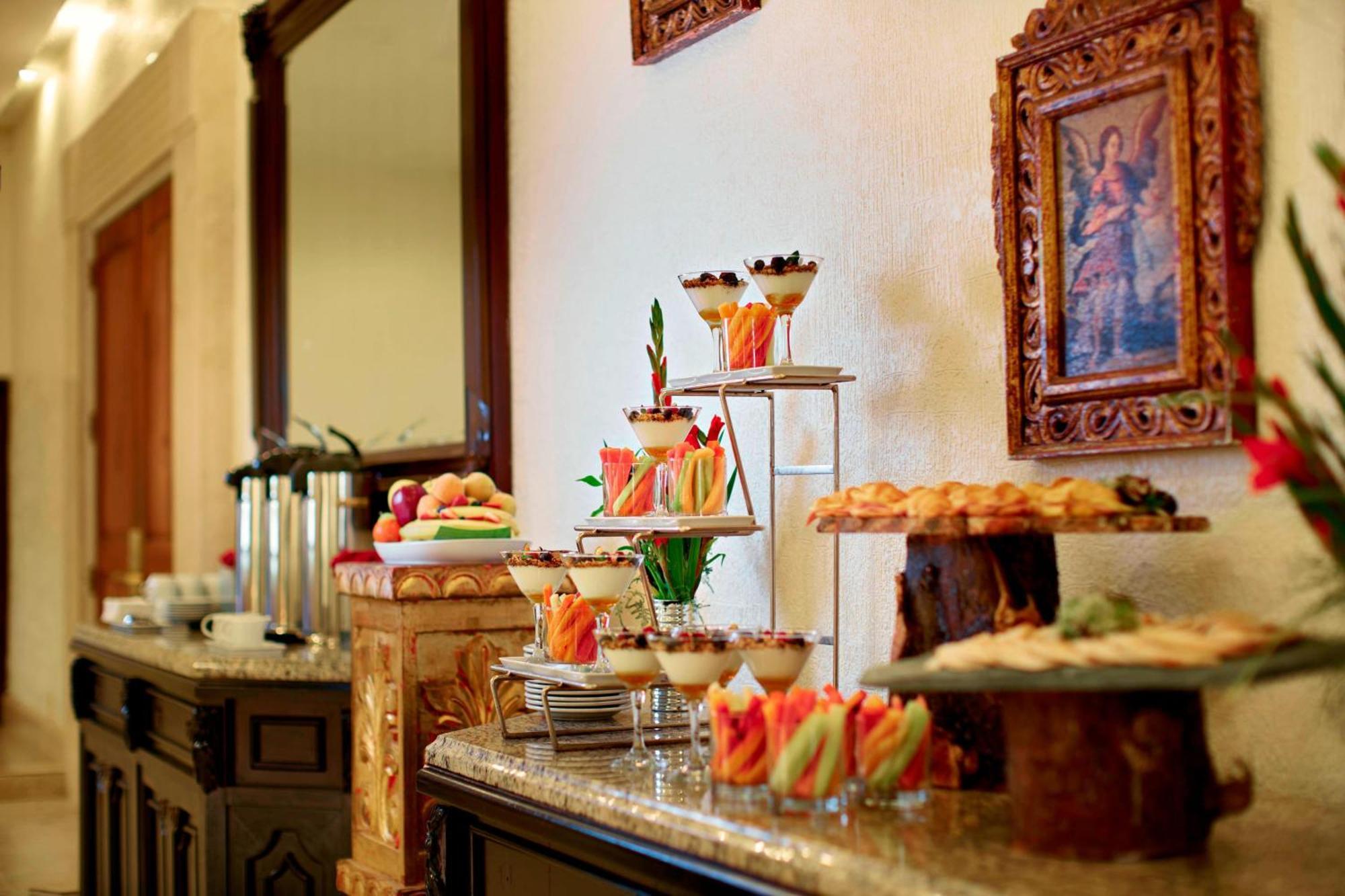 Fiesta Americana Hacienda Ixtapan De La Sal Kültér fotó A buffet at a hotel