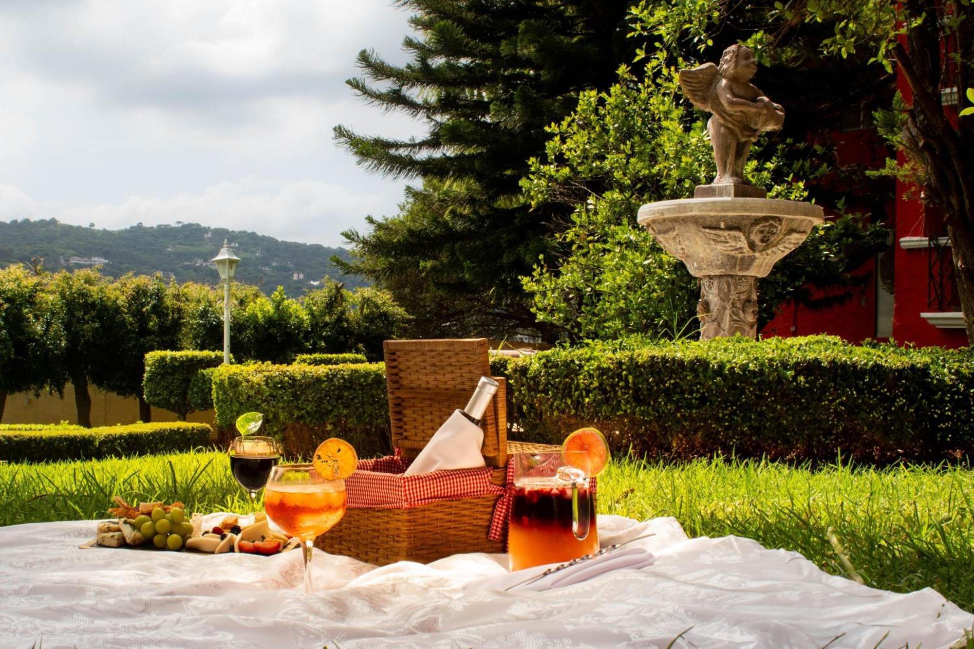 Fiesta Americana Hacienda Ixtapan De La Sal Kültér fotó A picnic in Italy