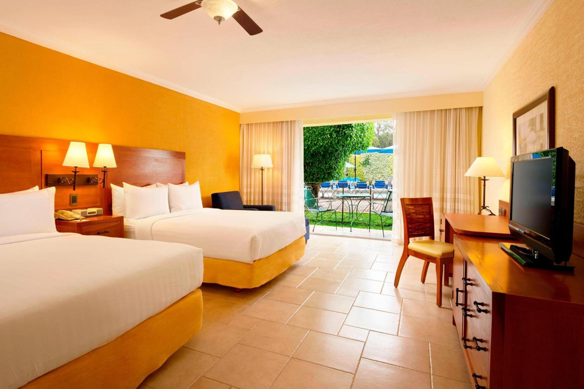 Fiesta Americana Hacienda Ixtapan De La Sal Kültér fotó A typical room at the Hilton Los Cabos