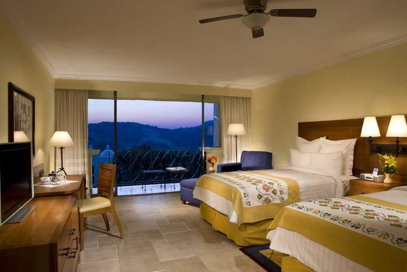 Fiesta Americana Hacienda Ixtapan De La Sal Kültér fotó A guest room at the Four Seasons Resort