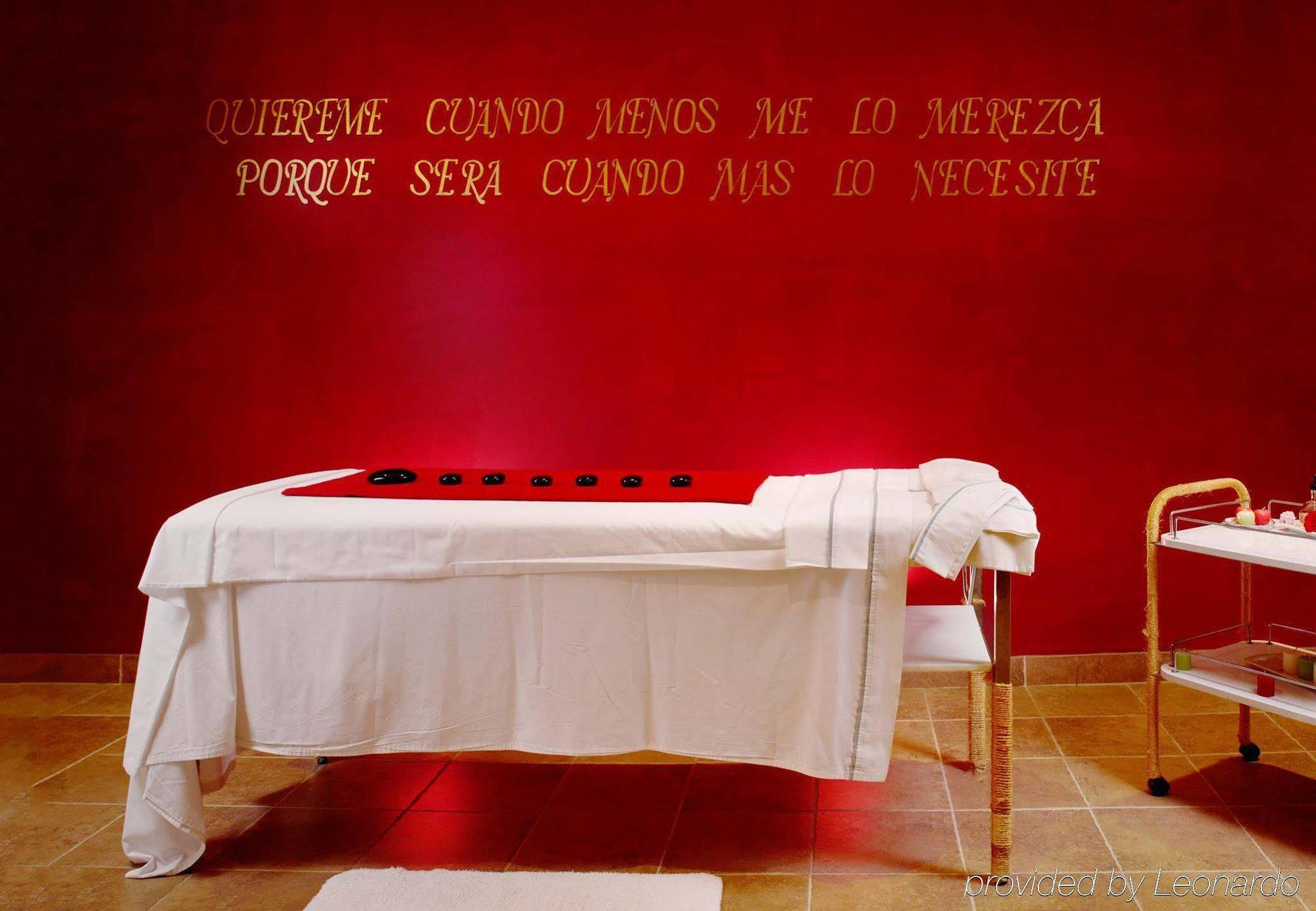 Fiesta Americana Hacienda Ixtapan De La Sal Kültér fotó A massage table