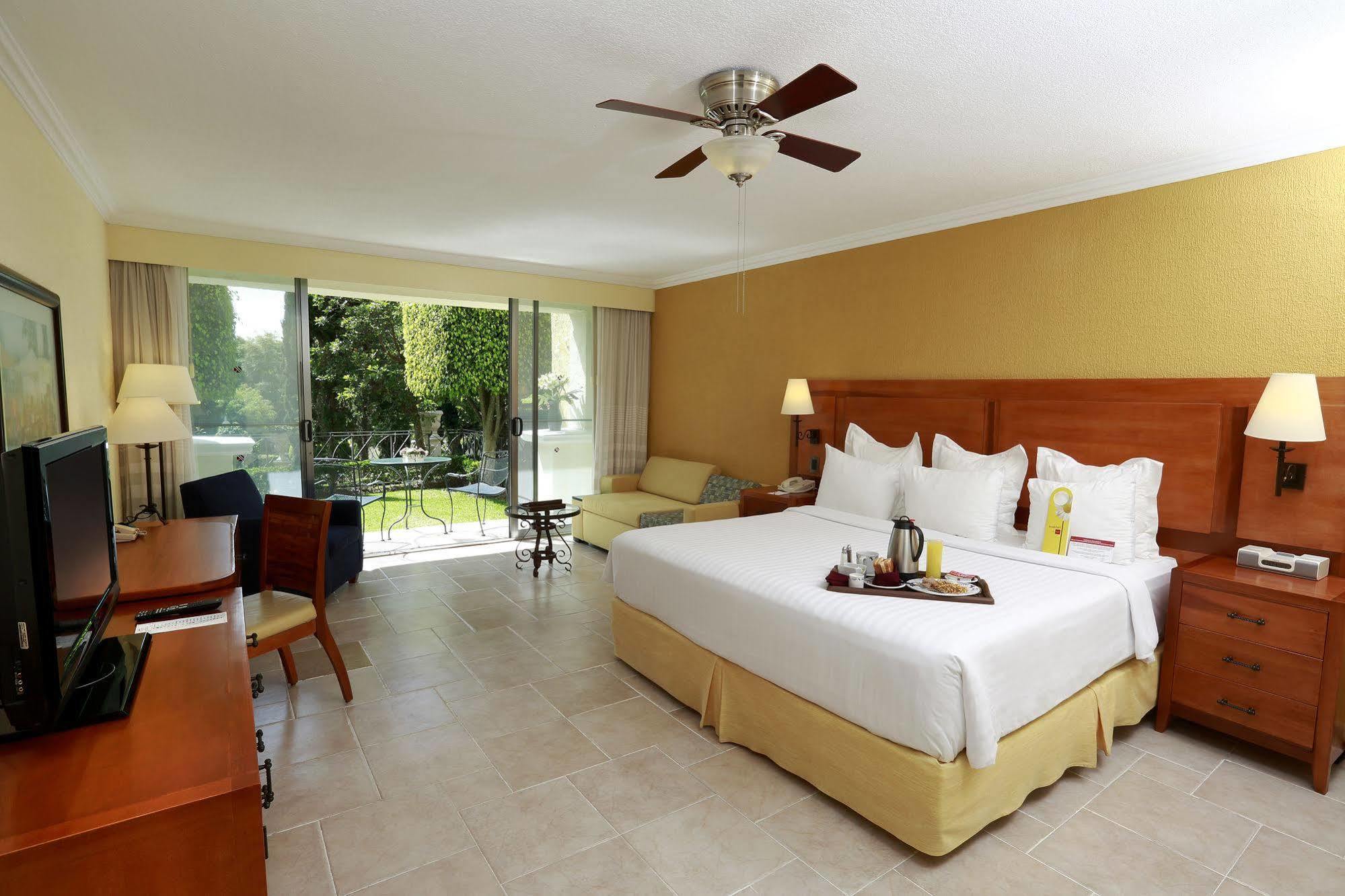 Fiesta Americana Hacienda Ixtapan De La Sal Kültér fotó A room at the Hilton San Salvador